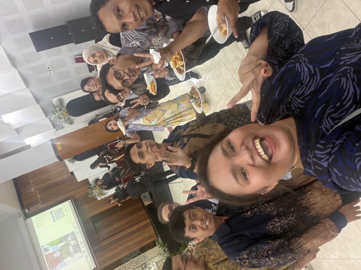 Tamu berswafoto bersama rombongan, slideshow tampil di layar proyektor
